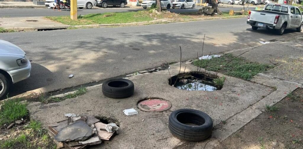 Alcantarillas sin tapa: las trampas invisibles de una ciudad en emergencia vial