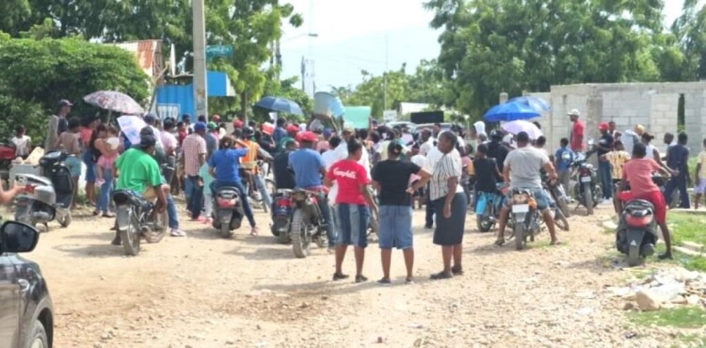 Protestan en Barahona en demanda de agua potable y arreglo de las calles