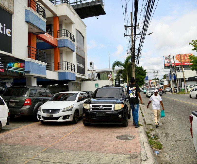 Dealers ocupan aceras para exhibir y vender vehículos