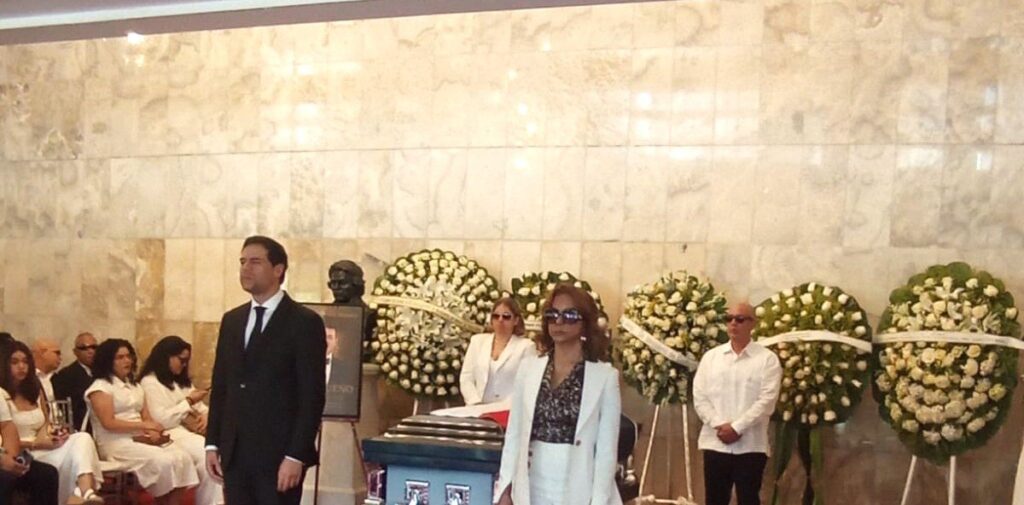 El último adiós | Inicia la guardia de honor en homenaje a Alex Bueno