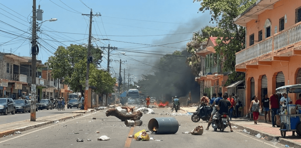 Protestan en Las Galeras en demanda de agua potable