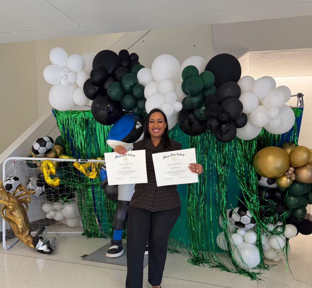 Joven dominicana celebra obtención de dos diplomas de Miami Dade College y agradece respaldo a la educación