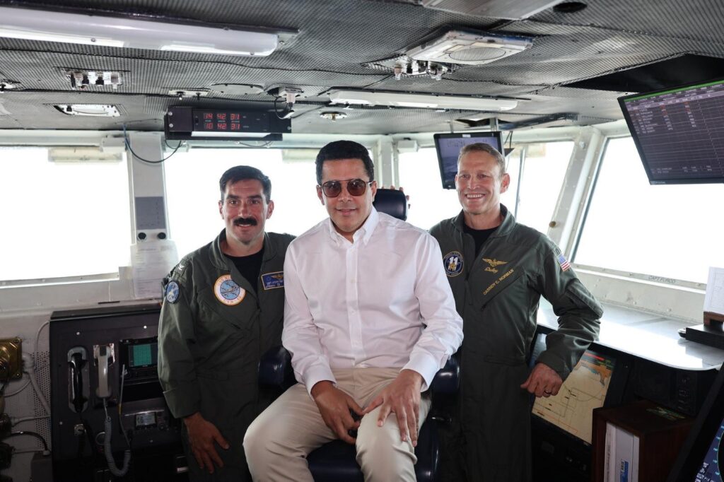 Ministro David Collado y la embajadora Leah Campos realizan visita al portaaviones USS Nimitz