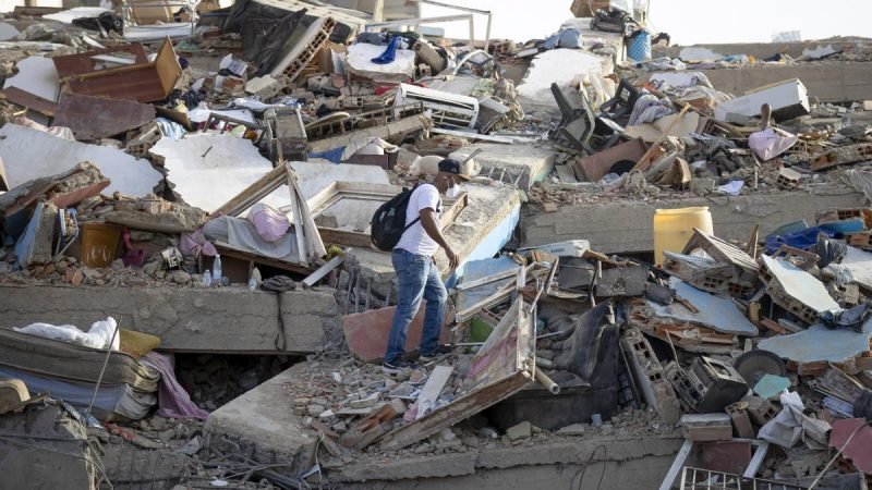 Aumentan a 920 los muertos por los terremotos en Venezuela