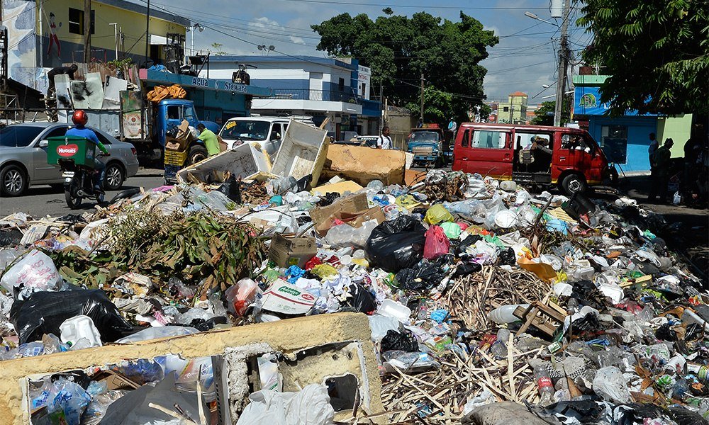 Aceras con basura, maleza y parqueos que complican el paso peatonal en Santo Domingo Oeste