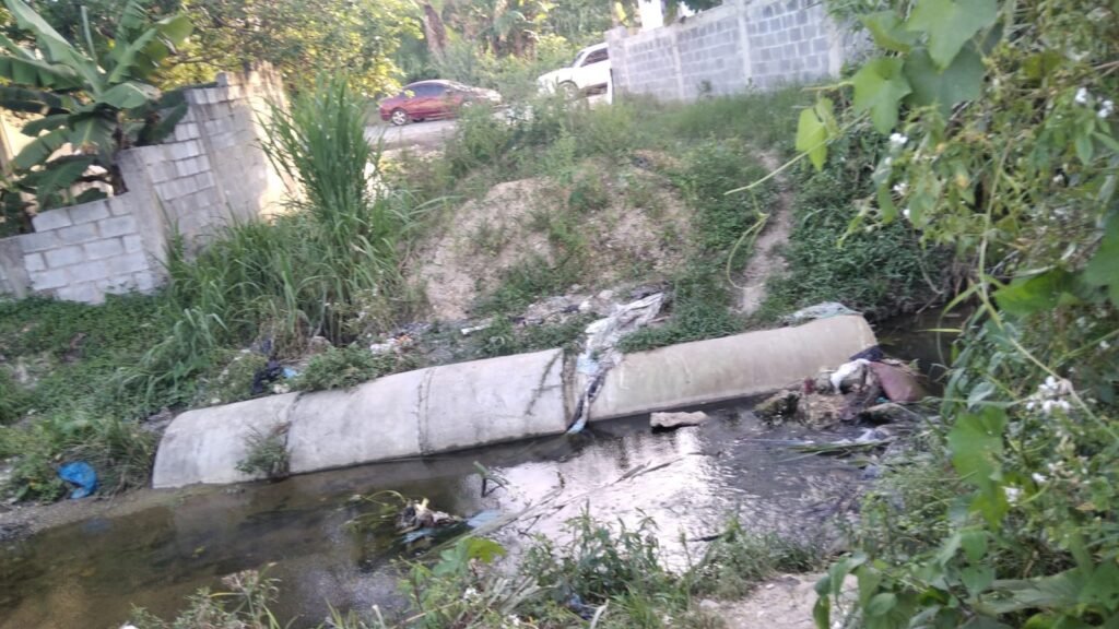 Juntas de vecinos protestan y denuncian obras pagadas y no realizadas por el MOPC en Santo Domingo Norte