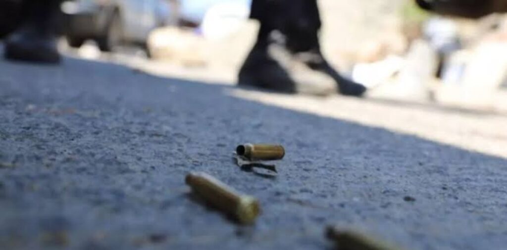 Sicarios en motocicleta asesinan a un hombre y balean a su hermano en Bayaguana