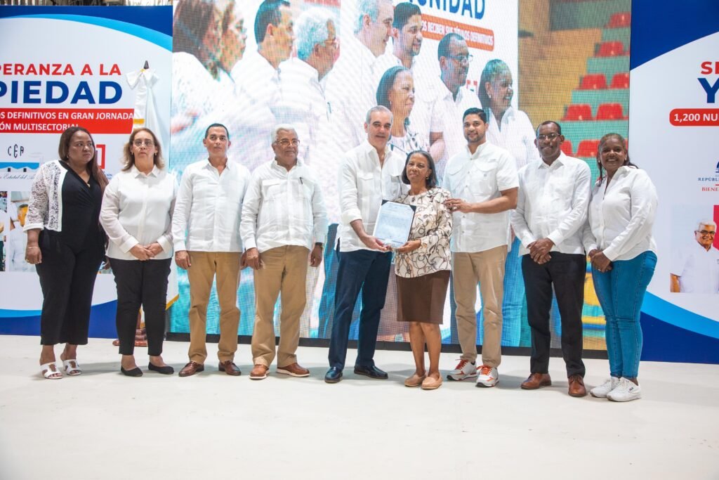 Presidente Luis Abinader entrega en Haina 1,279 títulos de propiedad y beneficia 6,385 personas