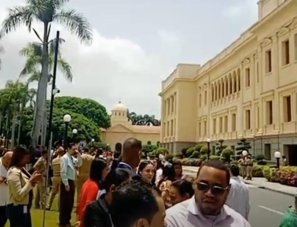 Evacúan oficinas en Santo Domingo tras fuerte temblor de 5.0 grados este viernes