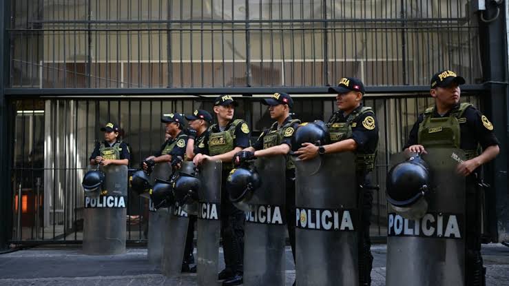 PERU | Miles de policías tratan de contener protestas en la calle