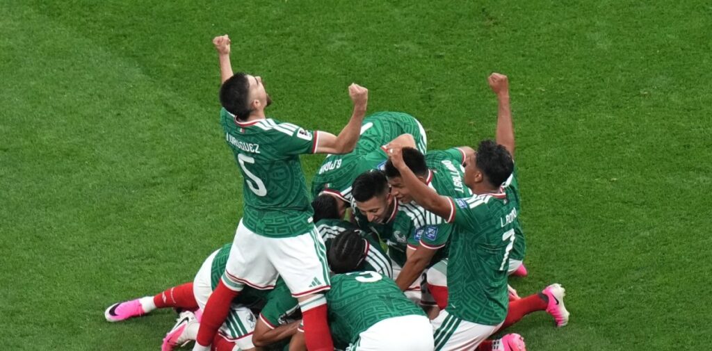 México rompe sequía de 40 años y pasa a octavos de final tras derrotar a Ecuador