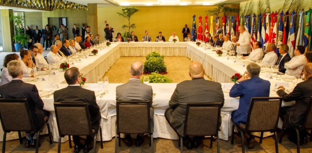¿Por qué no asistió? | Embajadora EU ausente en almuerzo a Abinader