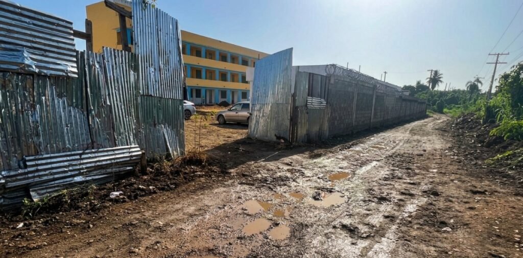 ¡Olvido y frustración en Cancino Adentro! Calles destruidas y una escuela paralizada por 14 años desatan el clamor comunitario