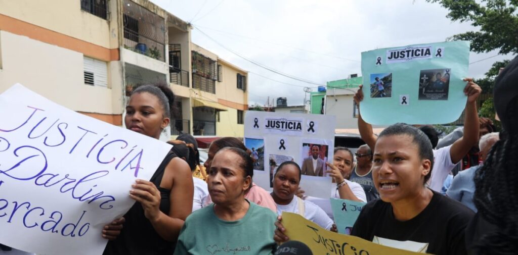 Familiares claman justicia frente a Fiscalía por joven asesinado en Herrera