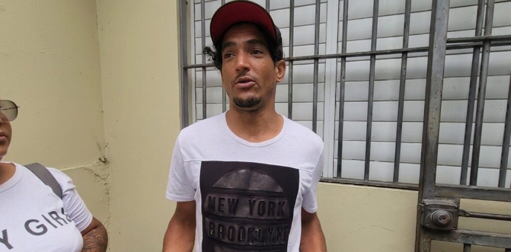 ¡Insólito! Hombre reparte casi un millón de pesos que se encontró en un zafacón