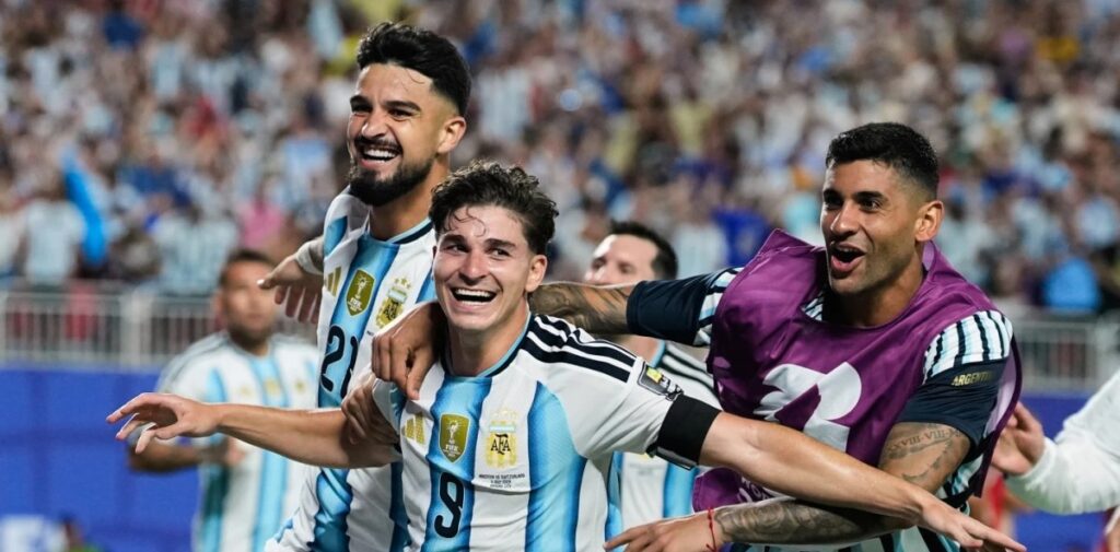 Goles de Álvarez y Lautaro conducen a Argentina a semifinales del Mundial