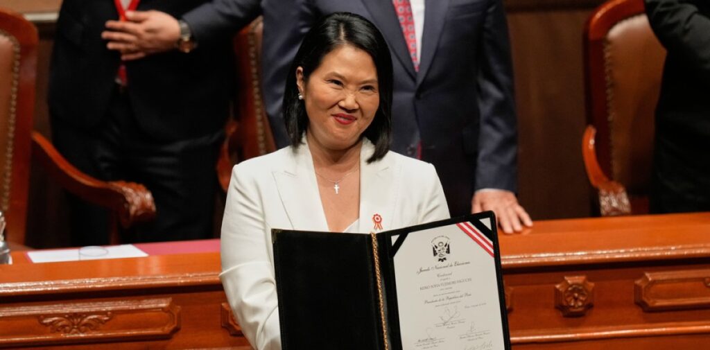 Keiko Fujimori recibe credenciales como presidenta electa tras ganar la segunda vuelta en Perú