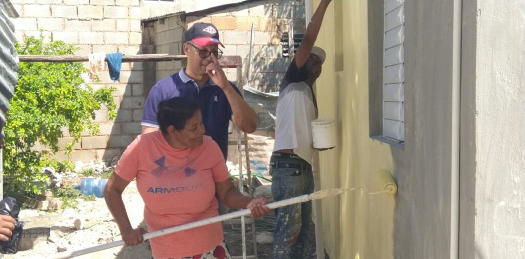 Dionis Sánchez cumple promesa electoral al entregar casa a familia de 10 miembros en Pedernales