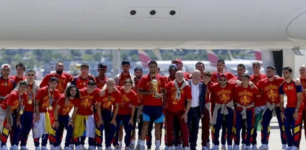 La selección española llega a Madrid con el trofeo del Mundial