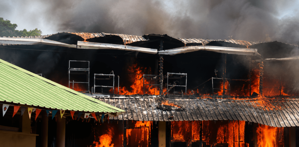Incendio arrasa con el campamento Comatillo en Bayaguana; sacan a decenas de vacacionistas