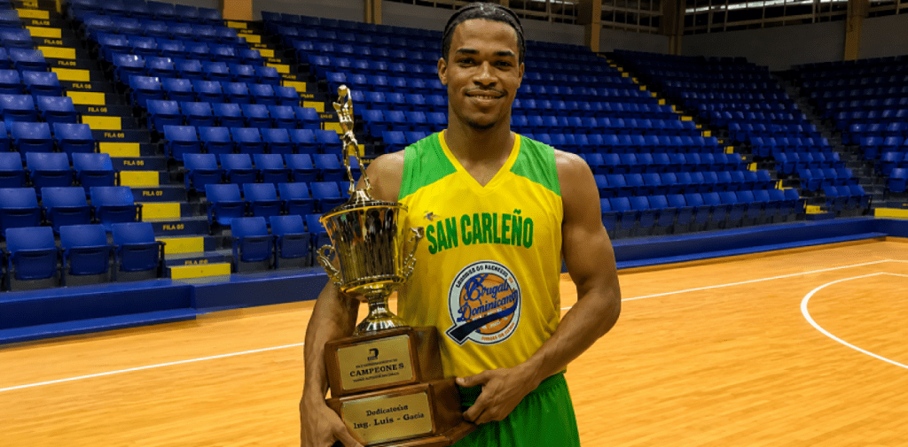 Lo asaltaron saliendo de su casa: matan de un disparo a joven baloncetista en San Carlos