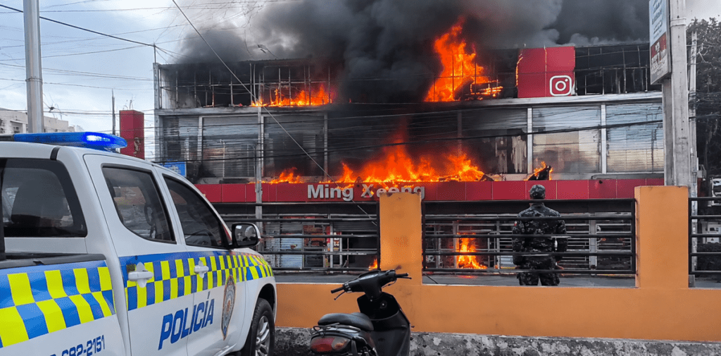 Voraz incendio consume tienda china en Herrera; Sistema 911 interviene