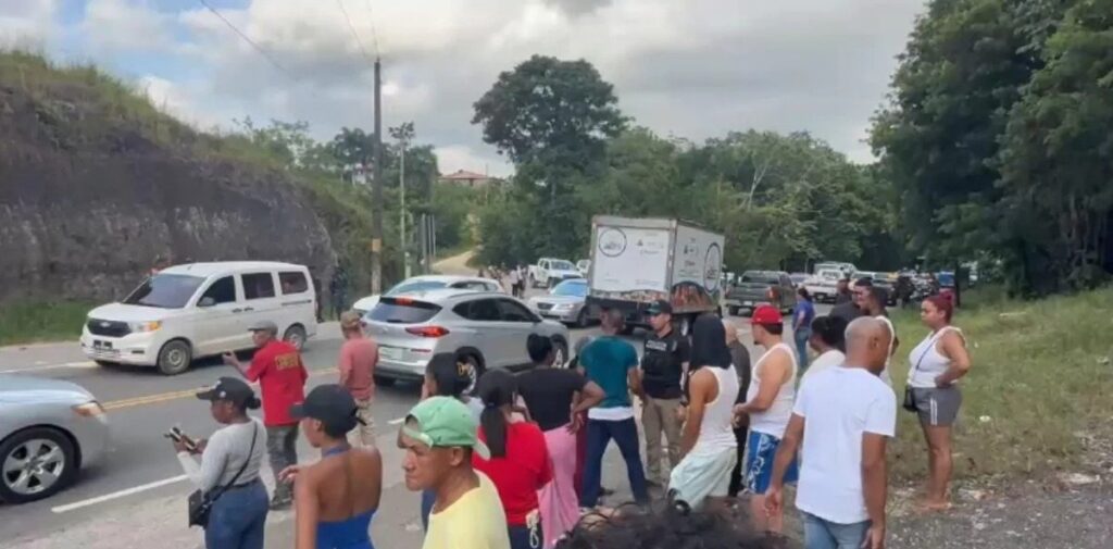 Protesta por apagones paraliza la Autopista del Nordeste en Monte Plata