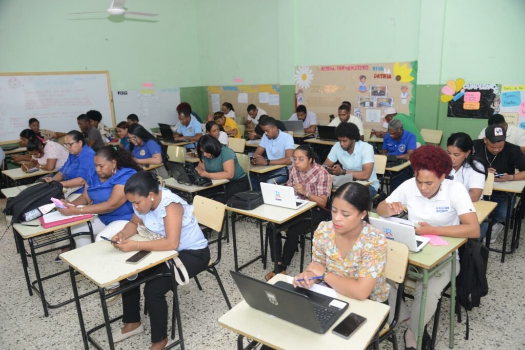 Más de 40 mil docentes fortalecen sus competencias con programas de formación impulsados por el INAFOCAM para el año escolar 2026-2027