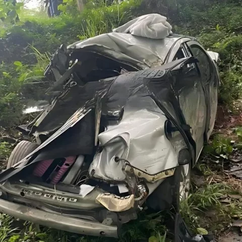 Mujer muere tras vehículo impactar su vivienda en Monte Plata