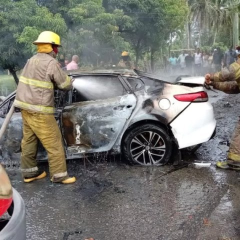 Tragedia en Santo Domingo Norte|Un muerto y dos heridos tras vehículo incendiarse