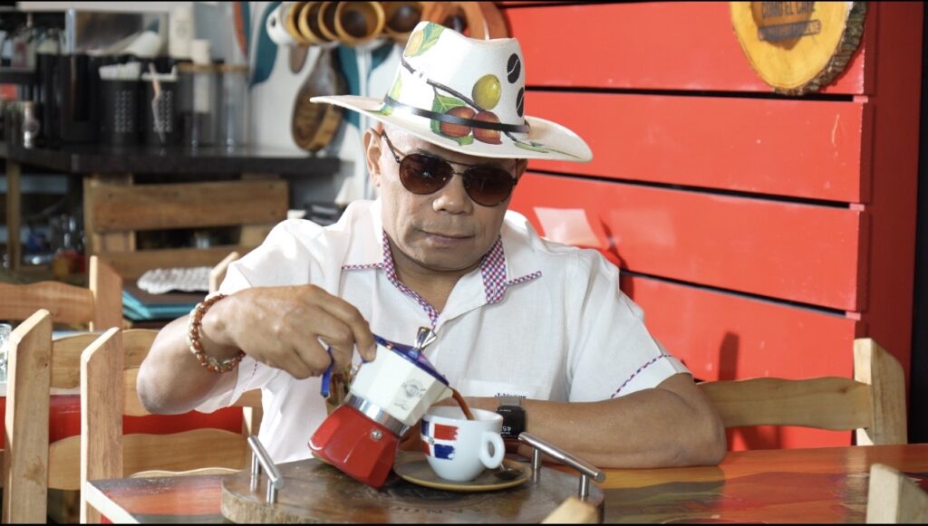 El ícono dominicano Joe Veras reafirma su vigencia con una propuesta romántica que celebra la belleza de los momentos simples, en una obra donde firma como compositor, productor y arreglista de “Aunque Sea Un Café”