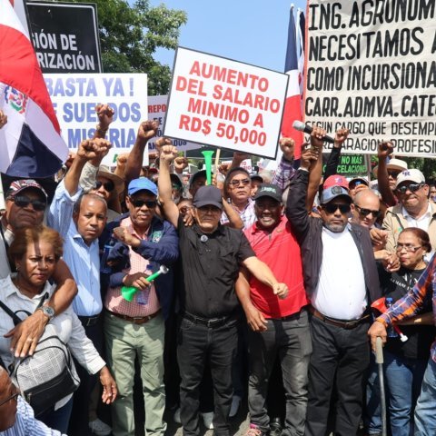 Agrónomos marchan al Palacio Nacional pidiendo mejores condiciones de trabajo