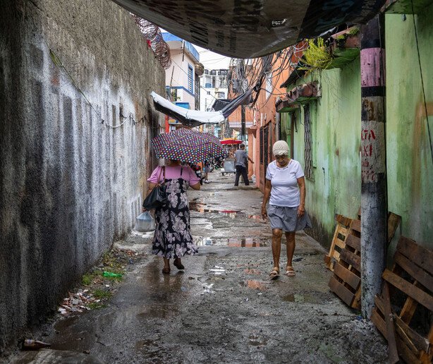 En los callejones de Santo Domingo, el hacinamiento, la hermandad y chisme conviven puerta a puerta