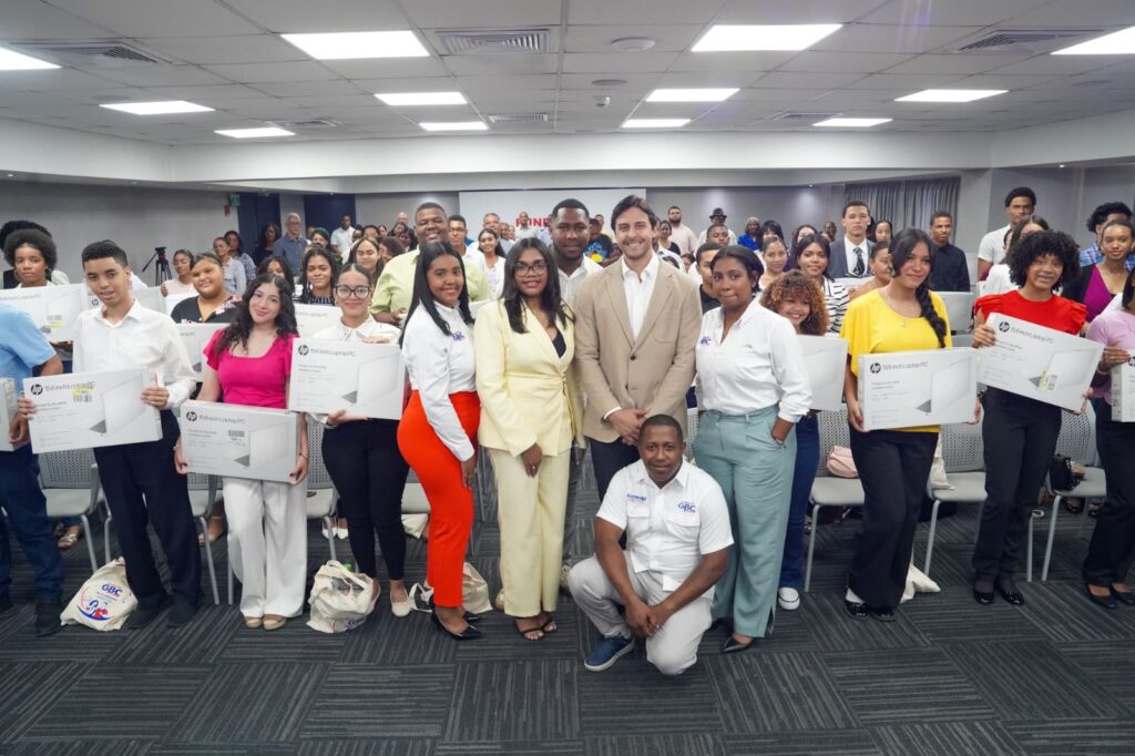 Raymond Rodríguez entrega laptops a 56 estudiantes meritorios mediante la Fundación GBC