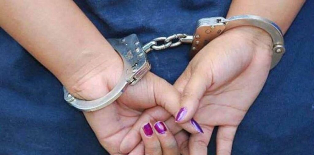 Adolescente de 13 años es retenida por la muerte de su padre en Las Guáranas