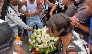 Con ataúd frente al destacamento, familiares de Miguel Lucas exigen justicia por su muerte en San Cristóbal