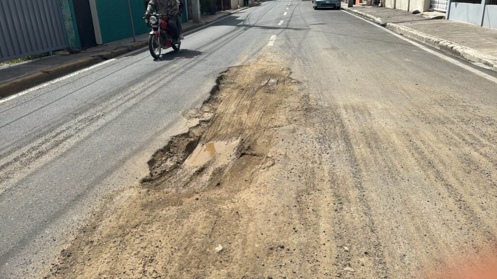 Vecinos protestan frente a Inapa por colapso cloacal y escasez de agua en sector de SFM
