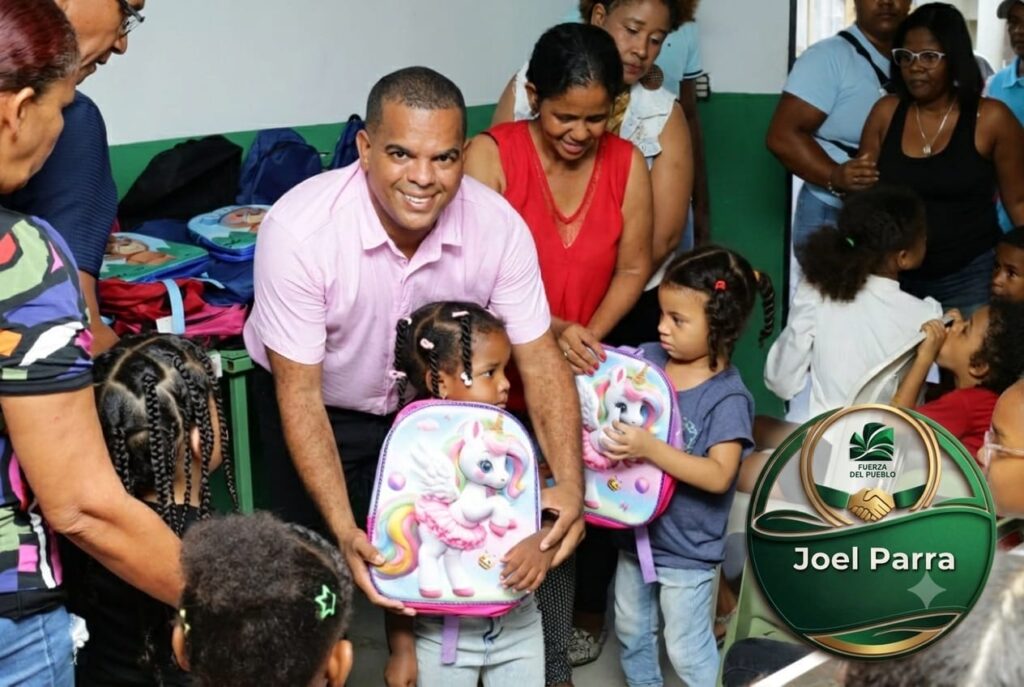 Joel Parra encabeza jornada de entrega de mochilas a niños de La Altagracia en Santo Domingo Oeste