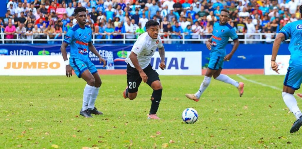 Salcedo, La Vega y Delfines dominan primeros lugares en tabla de posiciones del fútbol dominicano