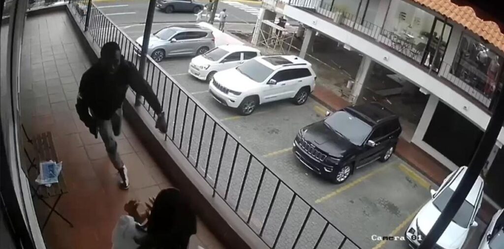 Muere mujer tras resultar herida de bala en plaza comercial de Ensanche Naco