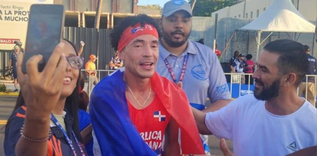 Álvaro Abreu conquista el oro y establece nuevo récord en la media maratón de Santo Domingo 2026