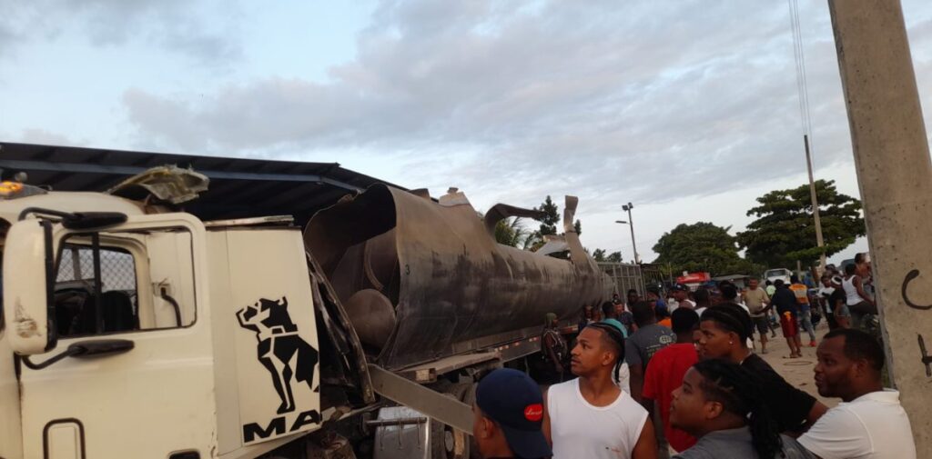 Muere tercera víctima de explosión en taller de Haina donde soldaban un camión de combustibles
