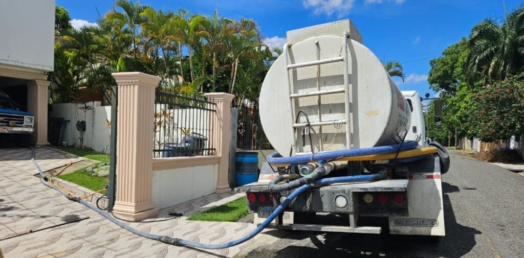 Vecinos de Puerta de Hierro, Arroyo Hondo, denuncian llevan 2 meses sin agua potable