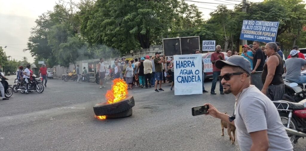 Provincia Duarte | Comunitarios se tiran a las calles en SFM en protestan por falta de agua y colapso de cloacas