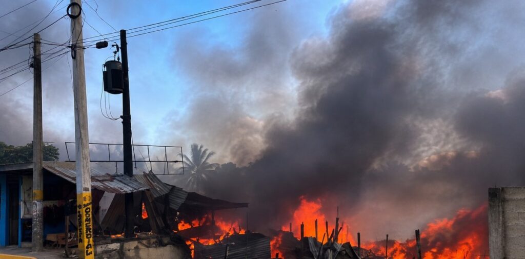 Incendio consume plaza Oasis en Villa Mella; bomberos acuden al lugar