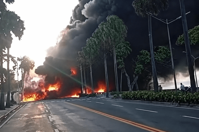 Camión de combustible se incendia en el Malecón de Santo Domingo