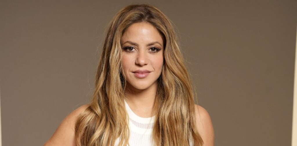 Shakira realiza visita sorpresa a escuelas dañadas por sismo en Colombia y promete reconstruirlas