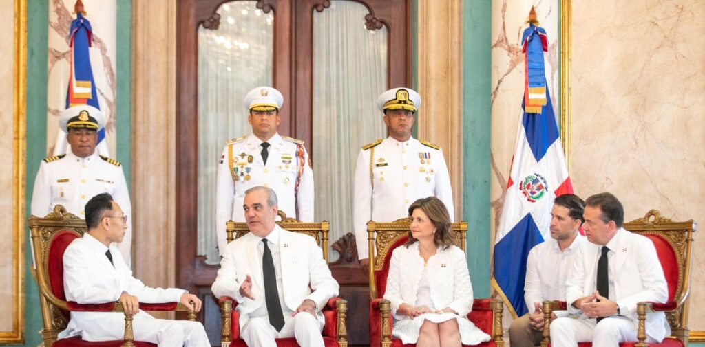 Nueve embajadores presentan sus credenciales al presidente Luis Abinader