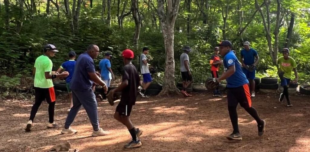 En condiciones rusticas y con pocos equipamientos decenas de niños de la liga Almonte practican béisbol