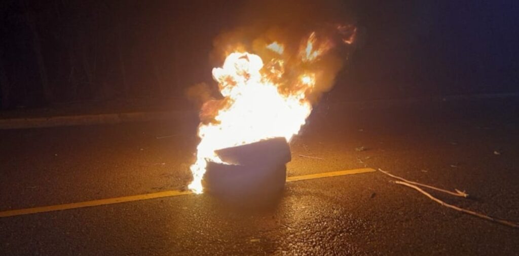 Apagones y altas facturas provocan protestas en distintos puntos del país